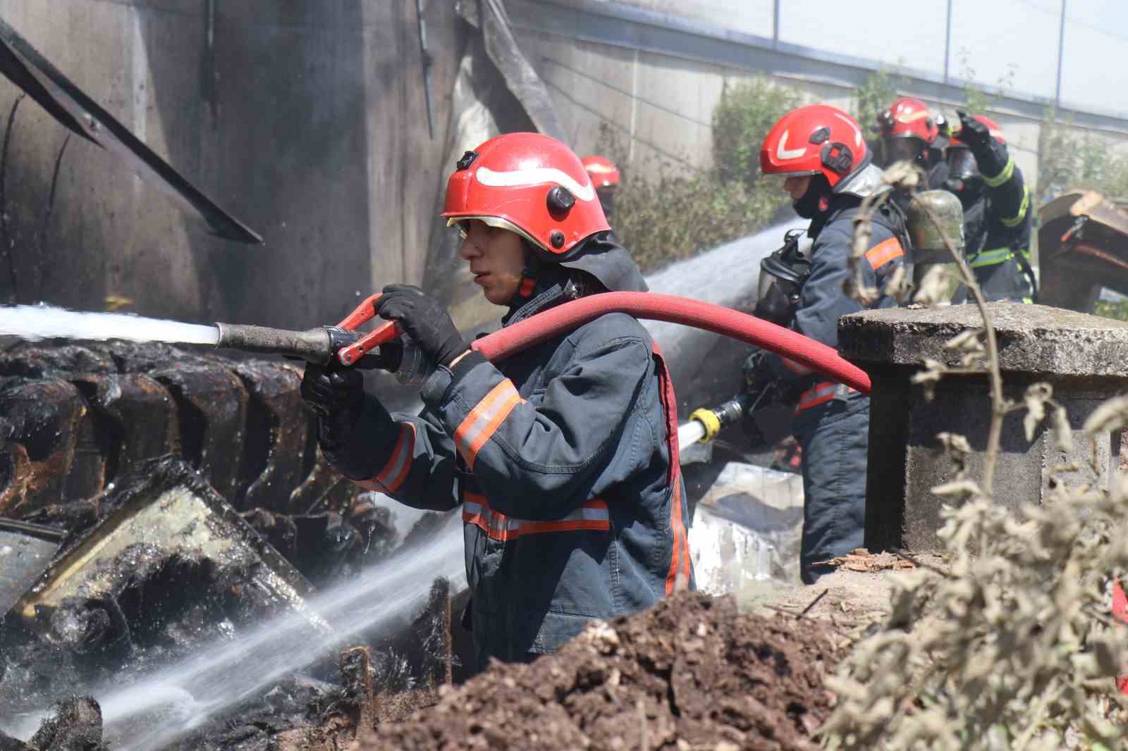 kontrplak-fabrikasinda-korkutan-yangin