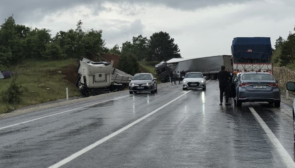 konyada-iki-ayri-trafik-kazasi-5-yarali