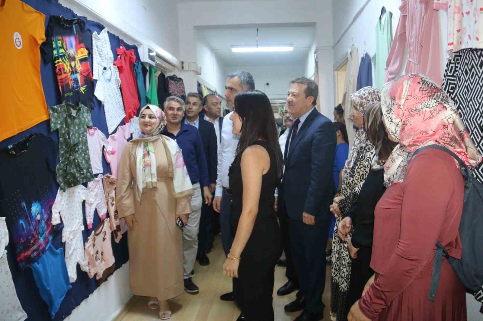 kozanda-kadinlarin-el-emekleri-sergilendi
