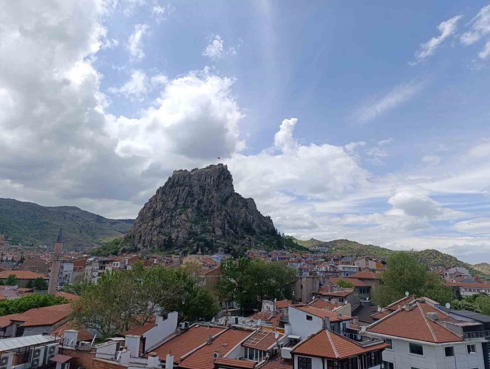 meteorolojiden-afyonkarahisar-icin-kuvvetli-saganak-ve-firtina-uyarisi