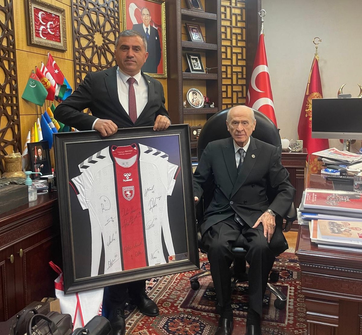 mhp-lideri-bahceliye-samsunspor-formasi-hediye-edildi
