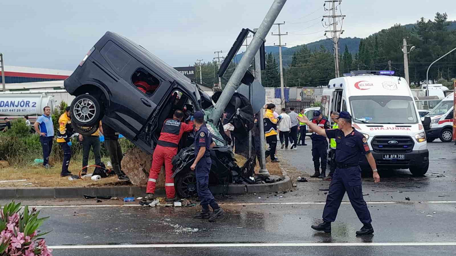 muglada-trafik-kazasi-arac-direge-carpip-havada-asili-kaldi