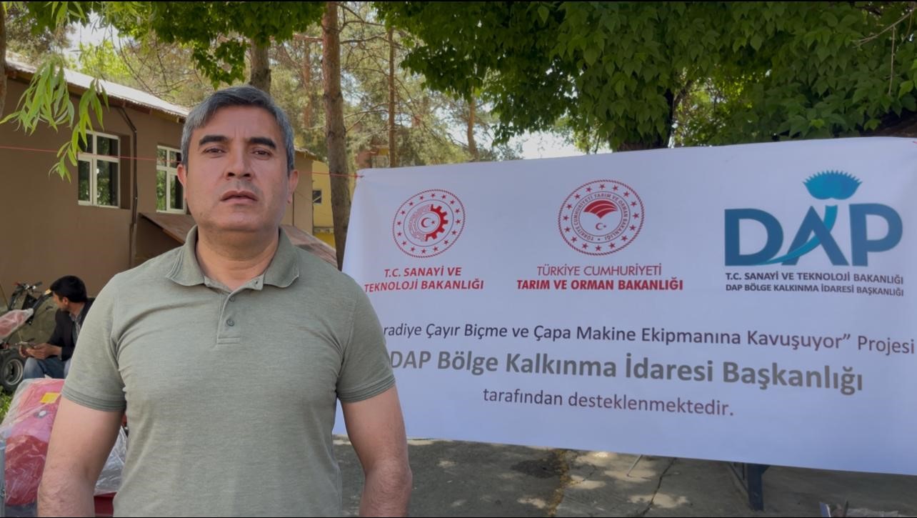 muradiyede-dap-destekli-tarim-aletleri-ciftcilere-dagitildi