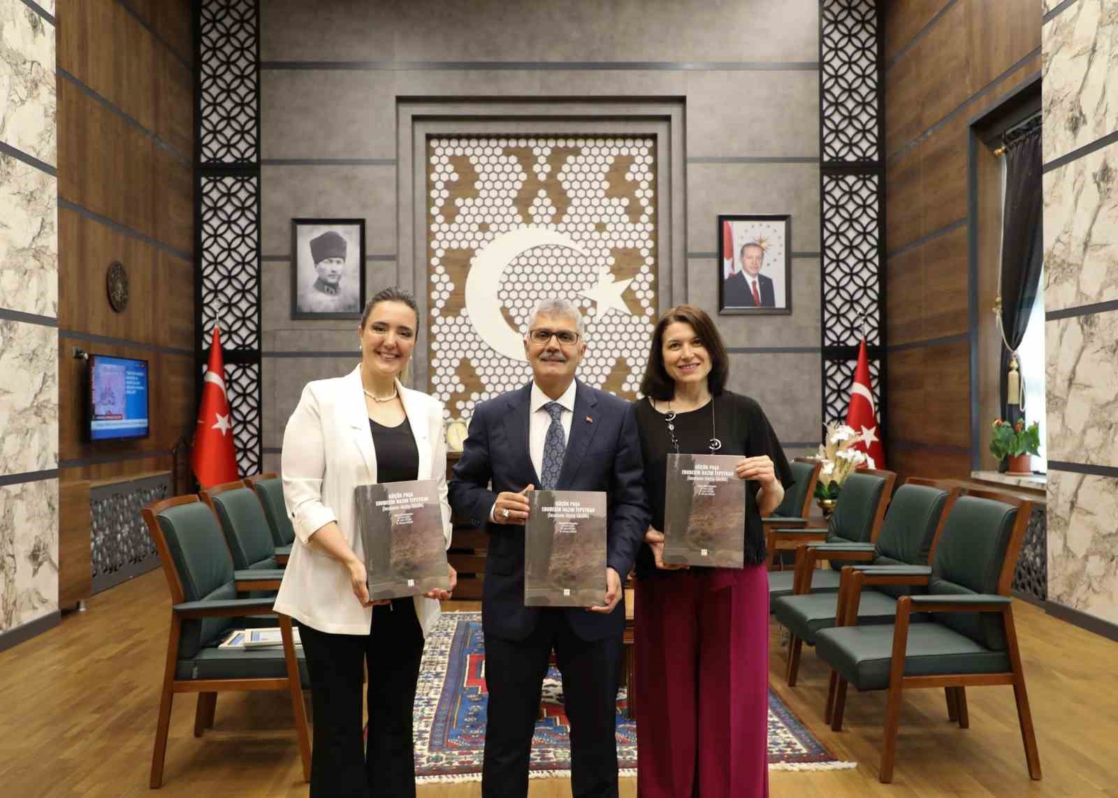 nigdede-tepeyrana-vefa-odul-toreni-ve-kitap-tanitimi-bir-arada-gerceklesti