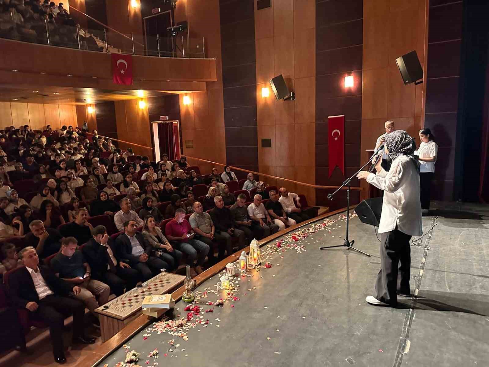 ogrenciler-siir-ve-muzikseverlere-unutulmaz-bir-gun-yasatti
