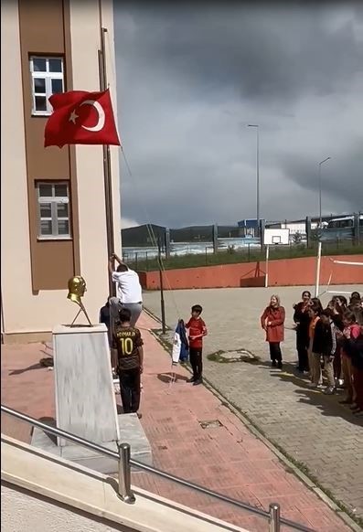 okul-onunde-direge-dolanan-bayragi-tirmanarak-cozdu