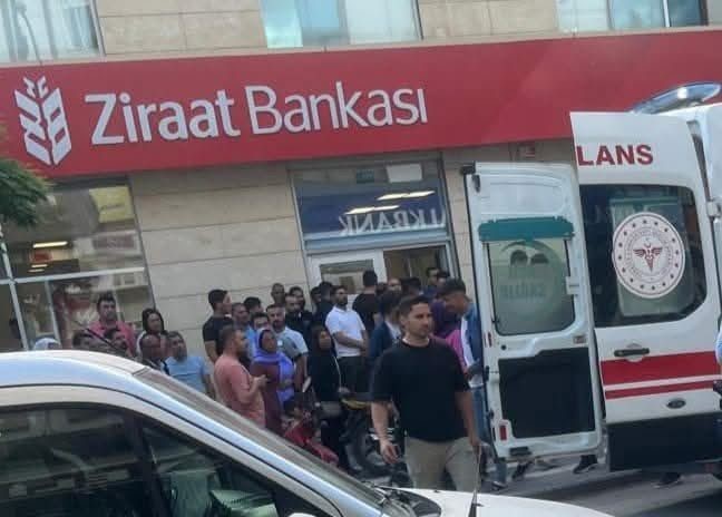 sanliurfada-bankada-korku-dolu-anlar-bicak-cekip-paralari-alan-sahsi-polis-yakaladi