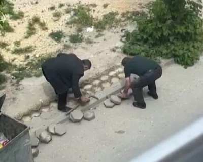 sokaktaki-kaldirim-taslarini-soktu-goruntuleri-yayilinca-geri-yerine-koydu