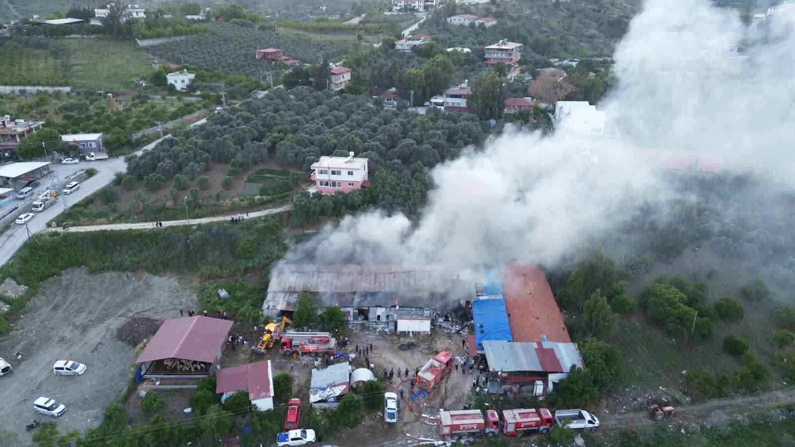 tekstil-fabrikasi-alevlere-teslim-oldu