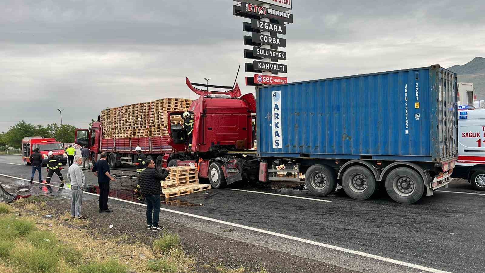 tir-duraklayan-tira-arkadan-carpti-1-yarali