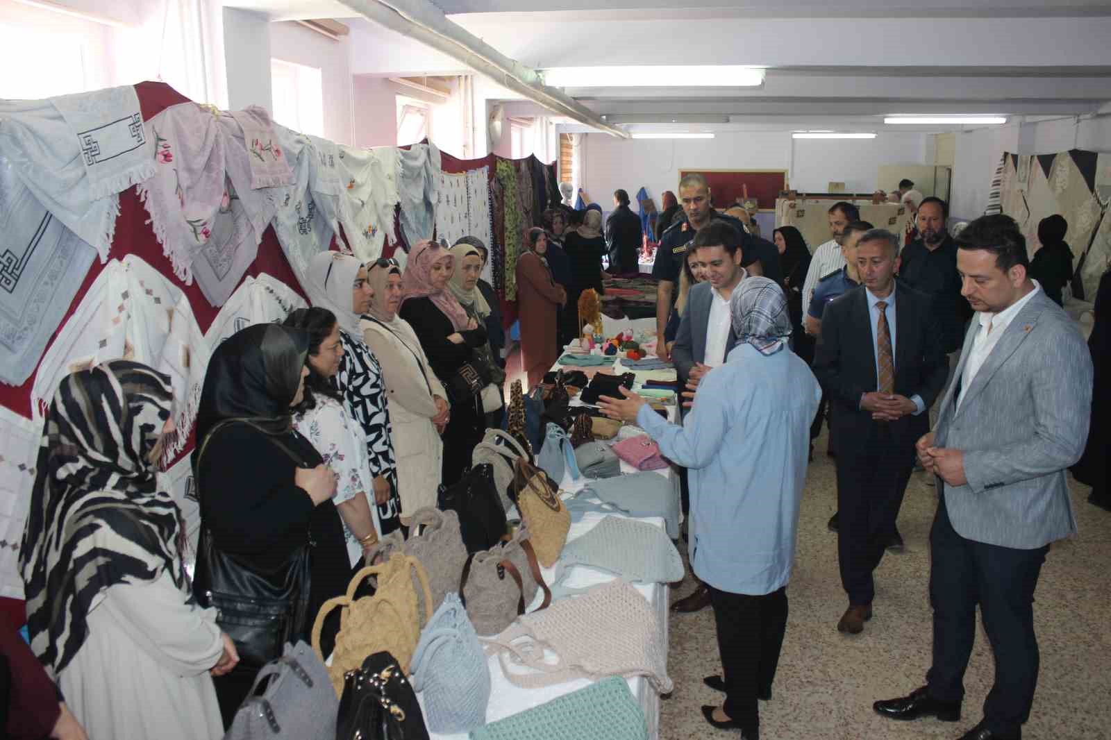 turkelide-yil-sonu-sergisi