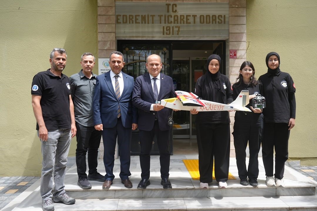 turkiye-ikincisi-olan-ogrencilerden-edremit-ticaret-odasina-ziyaret