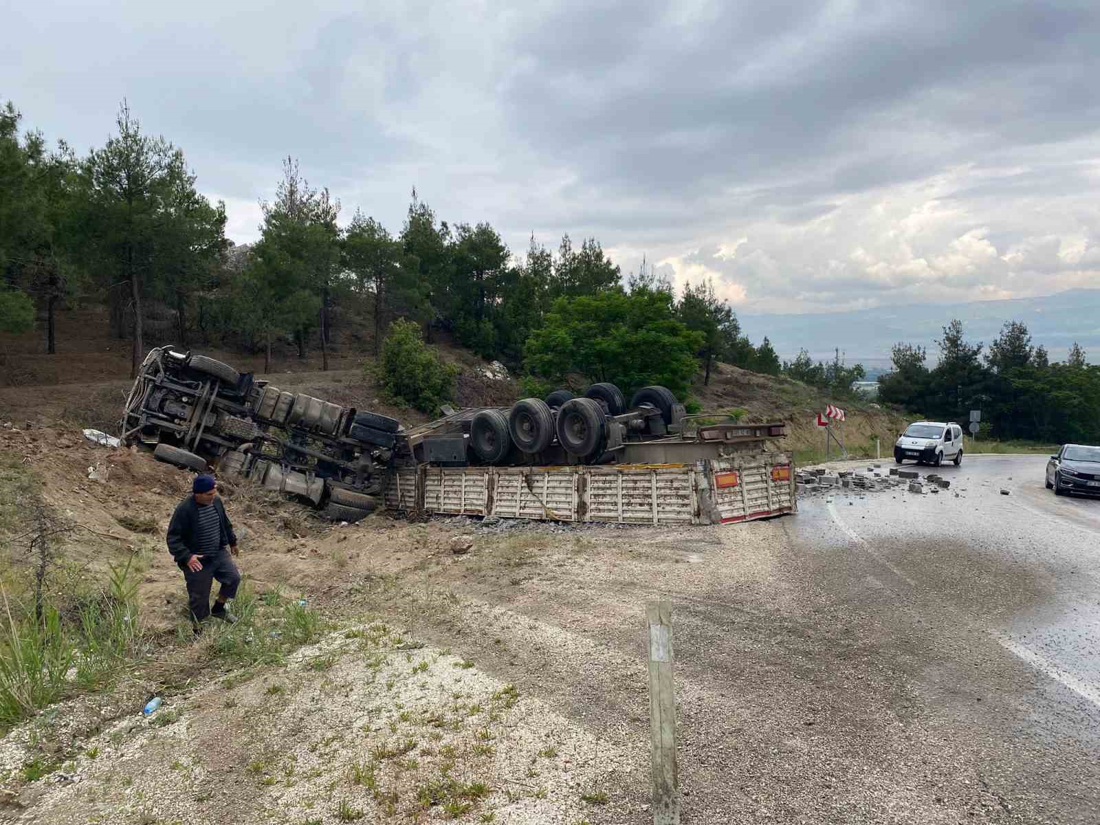 yagisli-hava-kazayi-beraberinde-getirdi-tugla-yuklu-tir-sarampole-devrildi