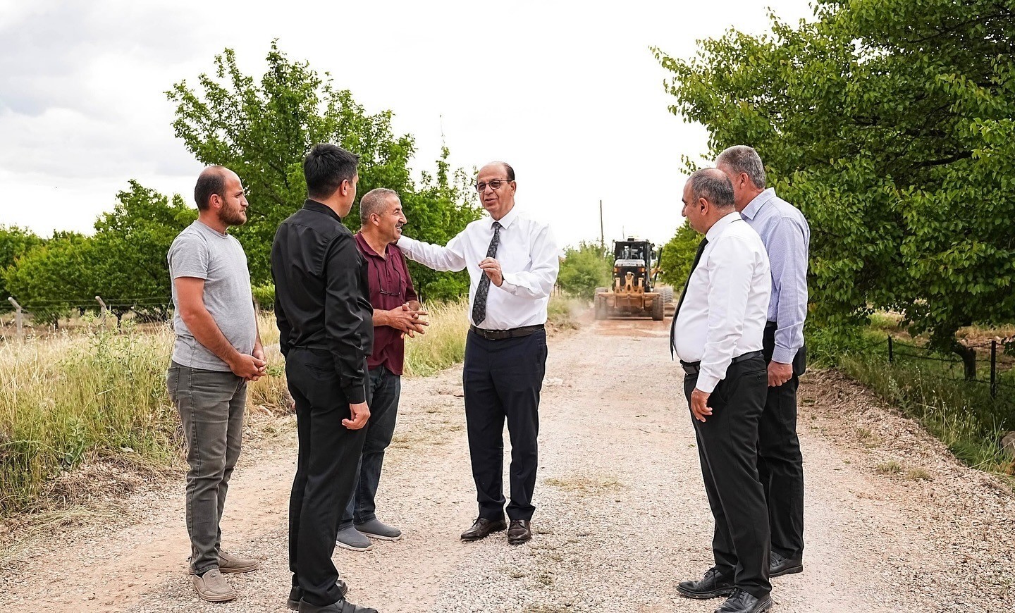 yesilyurt-belediyesi-kirsal-yollar-icin-seferberlik-baslatti