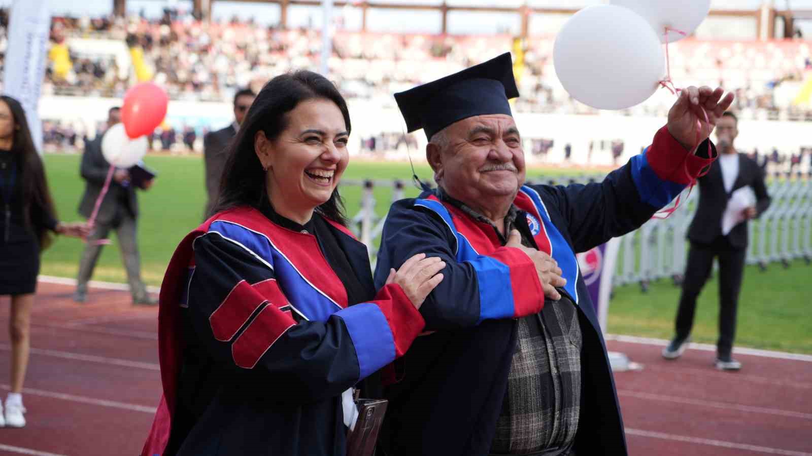 76-yil-sonra-gelen-mezuniyet-hayaller-universite-mezuniyet-kortejinde-gercek-oldu