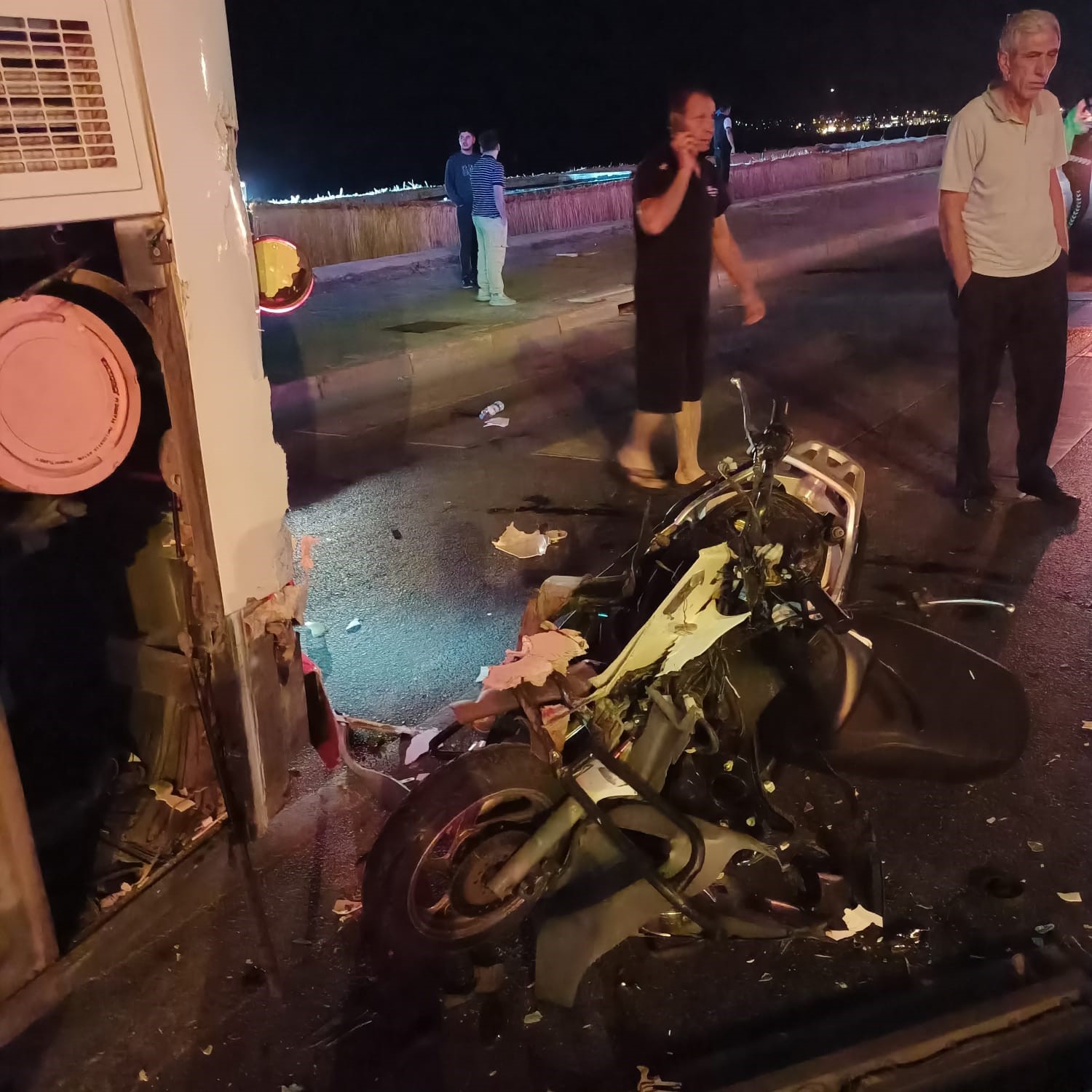 alanyada-kirmizi-isikta-bekleyen-otobuse-carpan-motosikletin-surucusu-hayatini-kaybetti