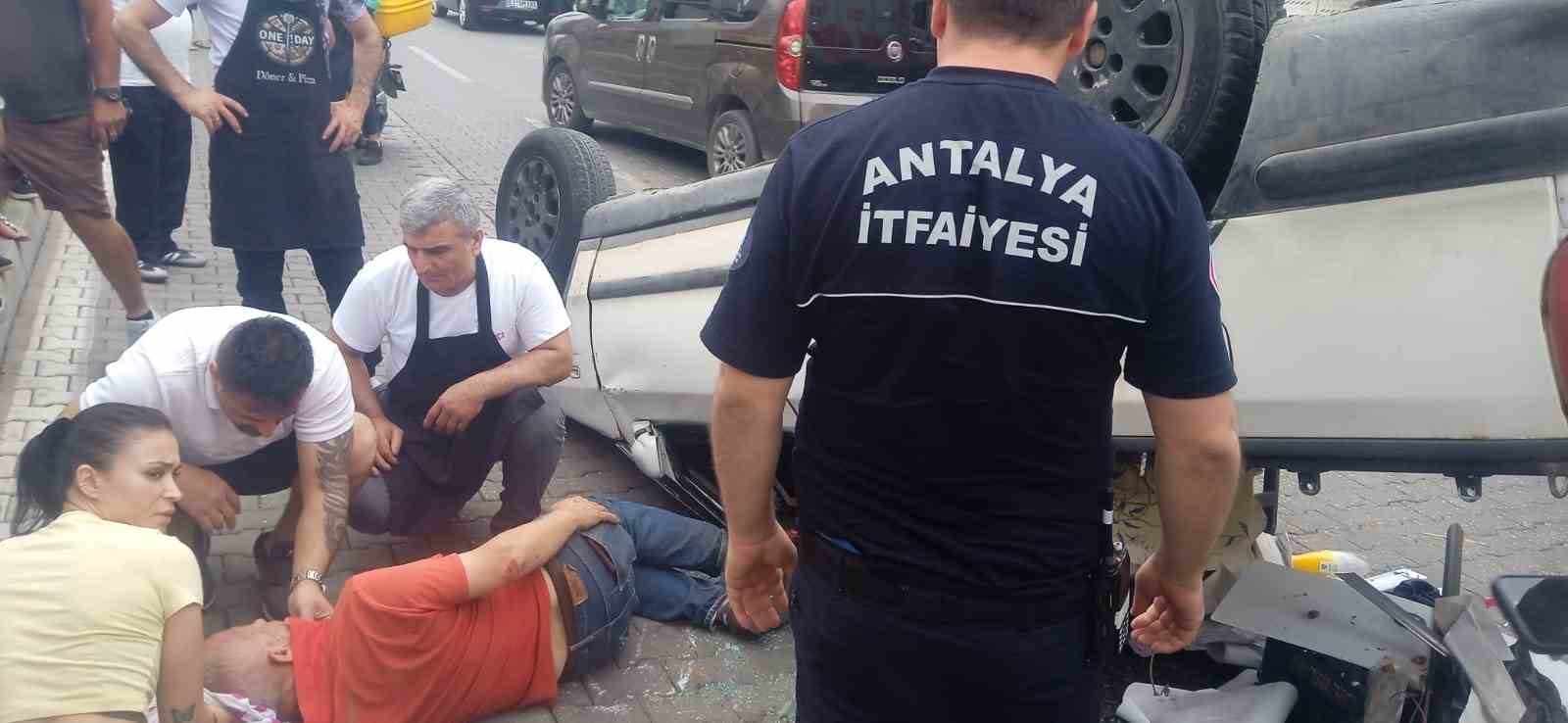 alanyada-kontrolden-cikan-kamyonet-once-otomobile-carpti-ardindan-takla-atti-1-yarali