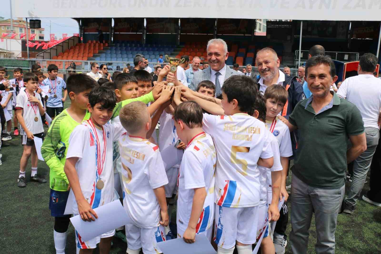 atakum-belediyesinin-duzenlendigi-ilkokullar-arasi-futbol-turnuvasi-sona-erdi