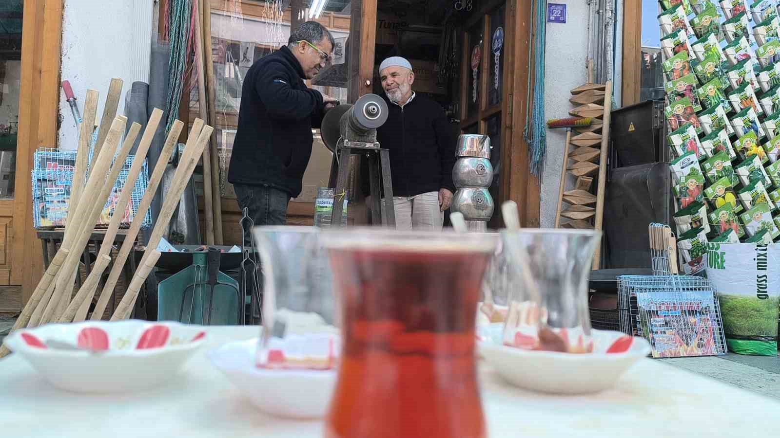 baba-ogul-bayram-oncesi-bicak-bileme-mesaisinde