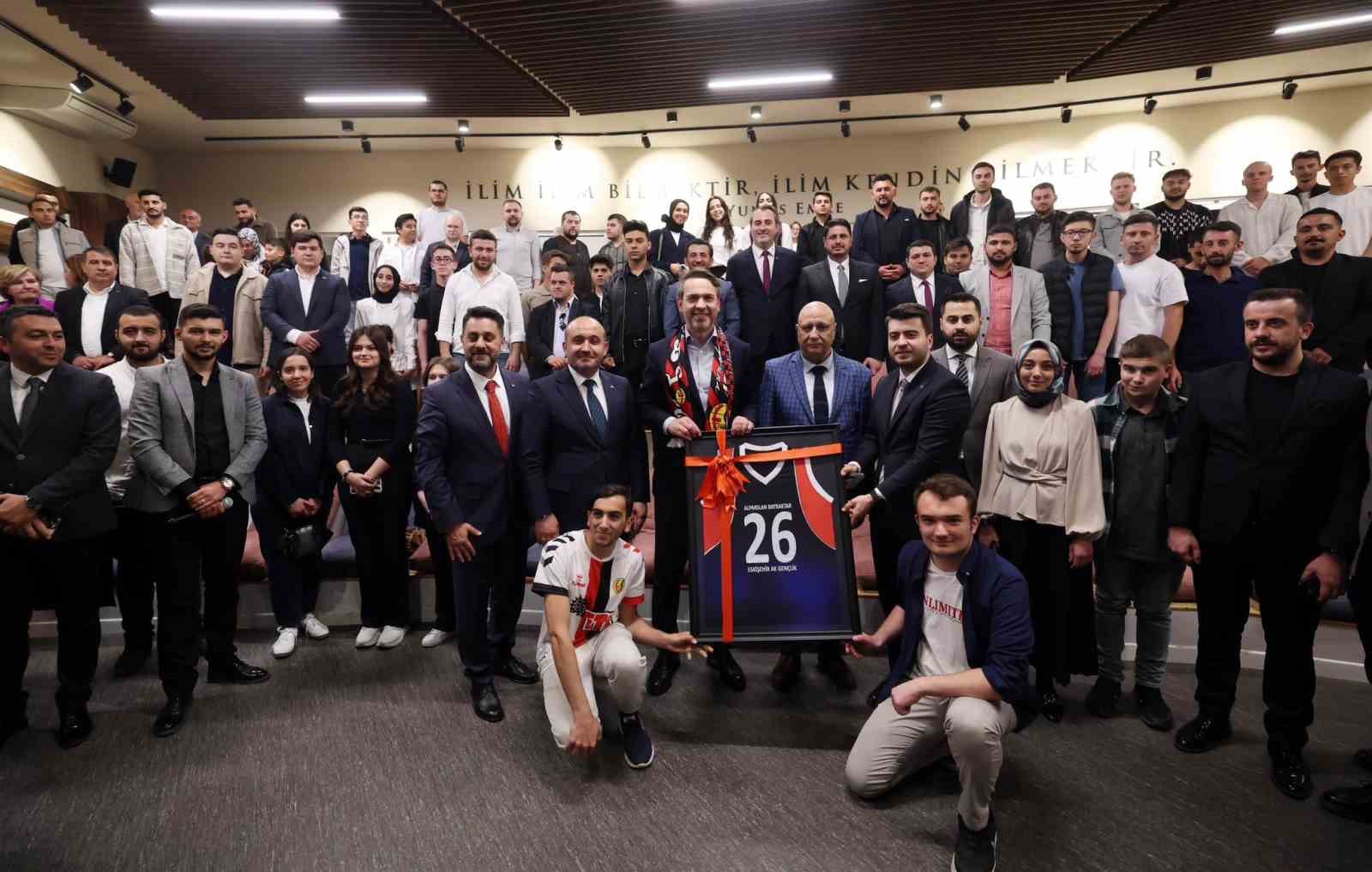 bakan-bayraktar-anadolu-universitesinde-genclerle-bulustu