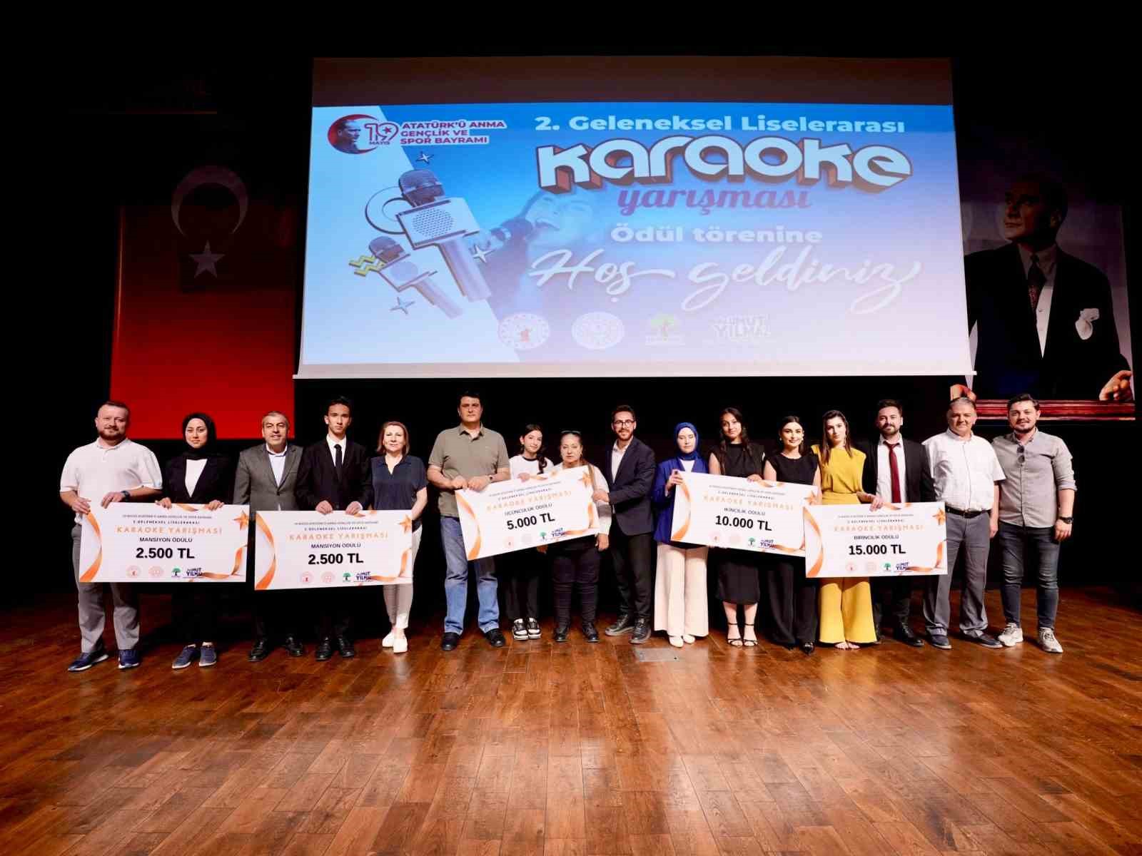 baskan-yilmaz-basarili-ogrencileri-odullendirdi