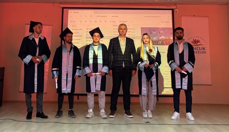 bayburtta-meslek-ogrenen-ogrenciler-mezuniyet-heyecani-yasadi