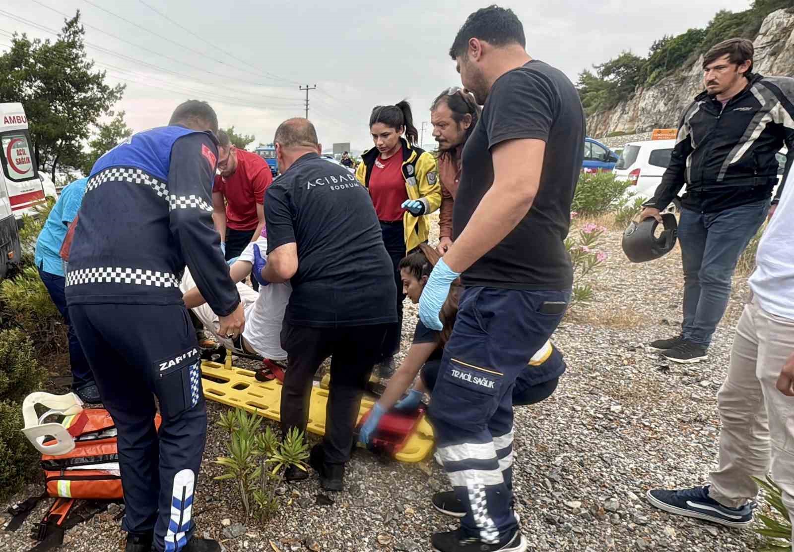 bodrumda-can-pazari-minibusle-otomobil-carpisti-15-kisi-yaralandi