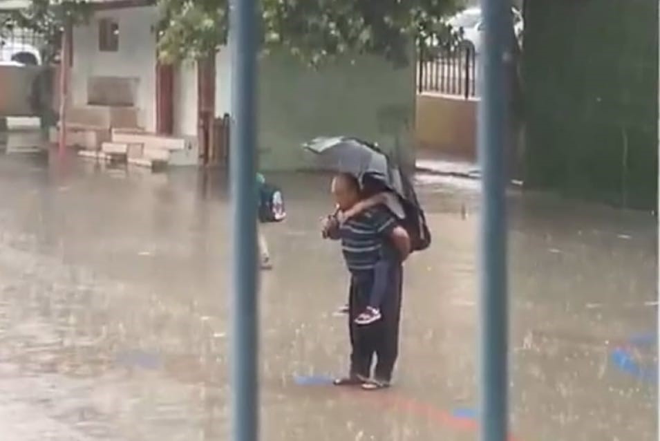 dede-torununu-sirtina-alarak-yagmur-altinda-istiklal-marsi-okudu