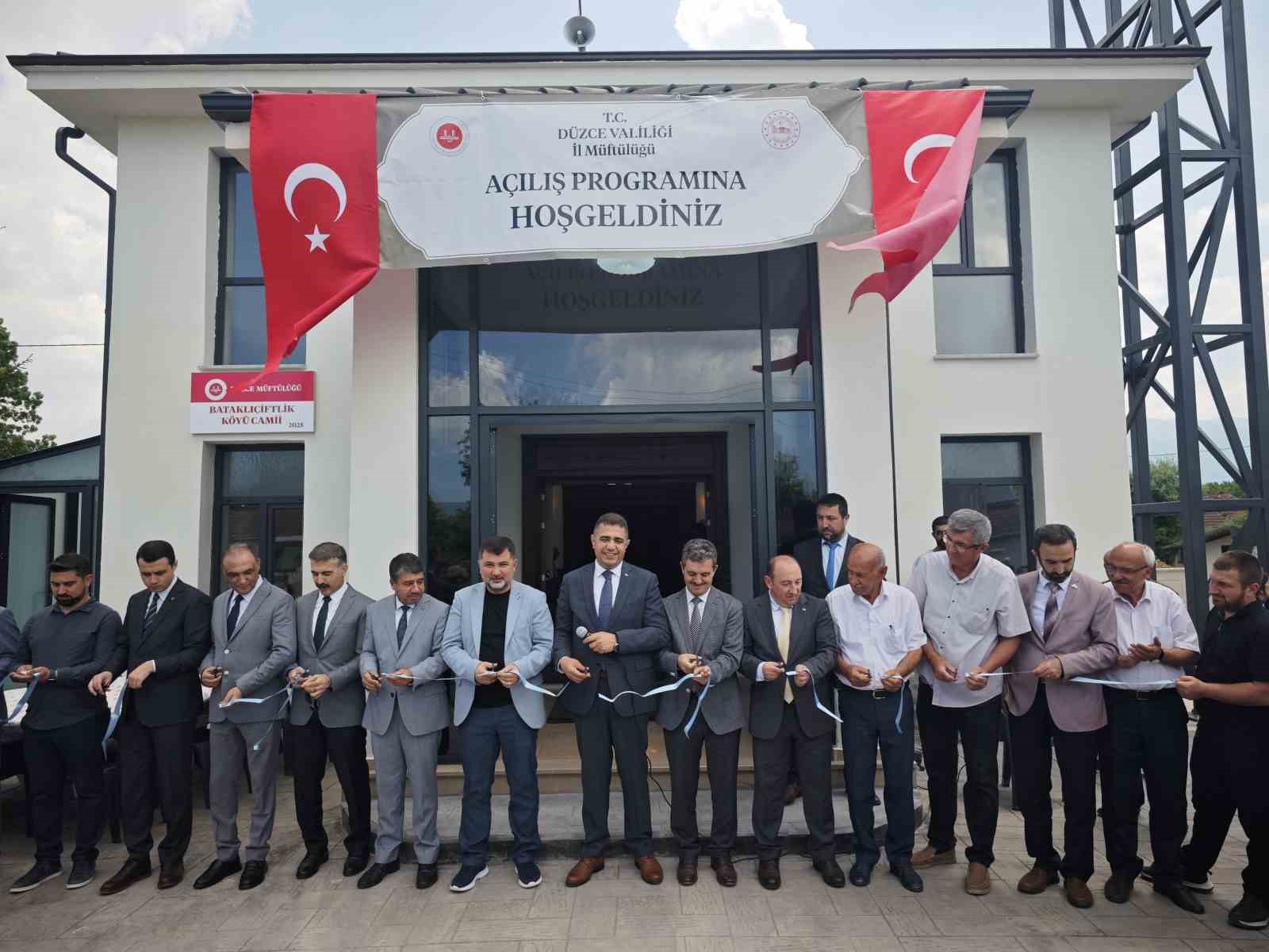 depremde-yikilan-bir-cami-daha-yeniden-insa-edildi