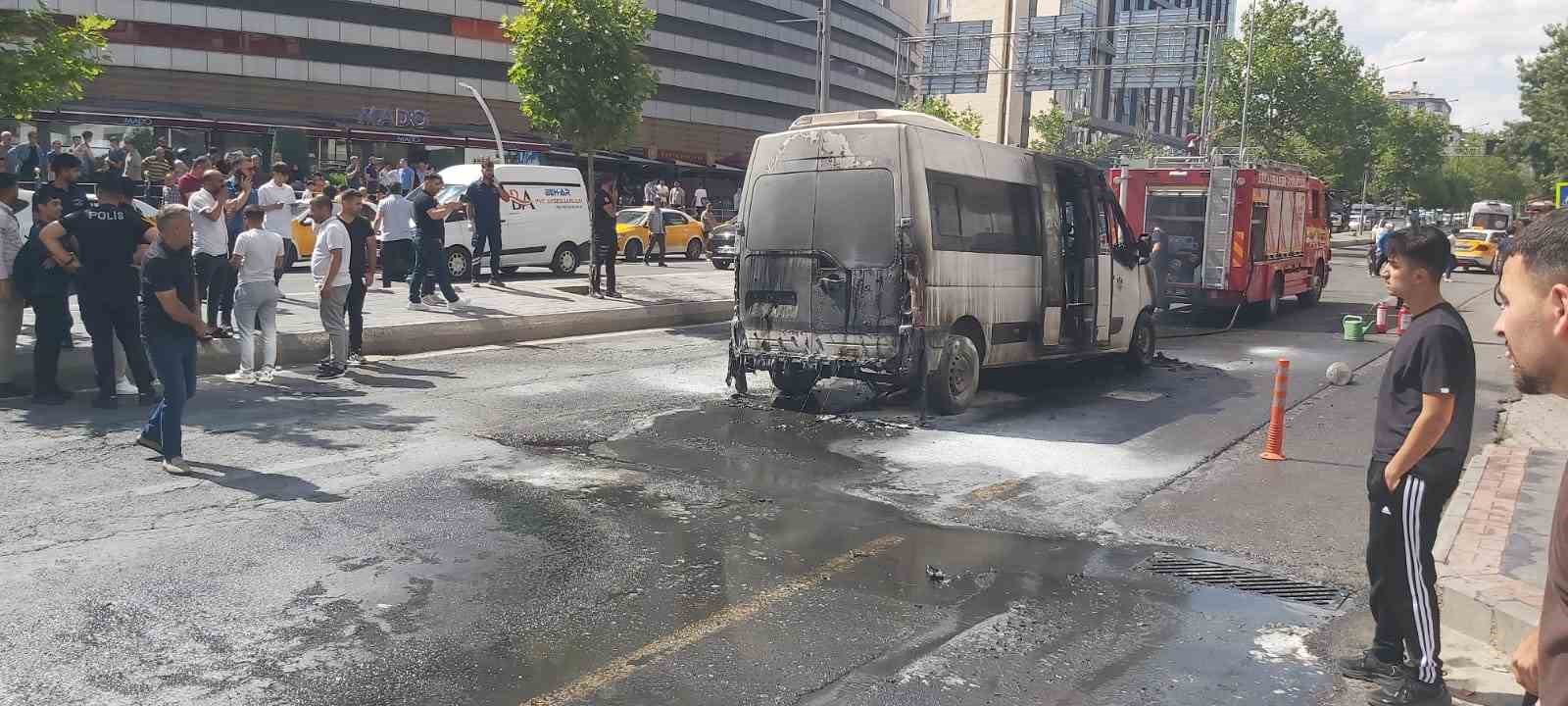 diyarbakirda-sehir-ici-minibus-alevlere-teslim-oldu