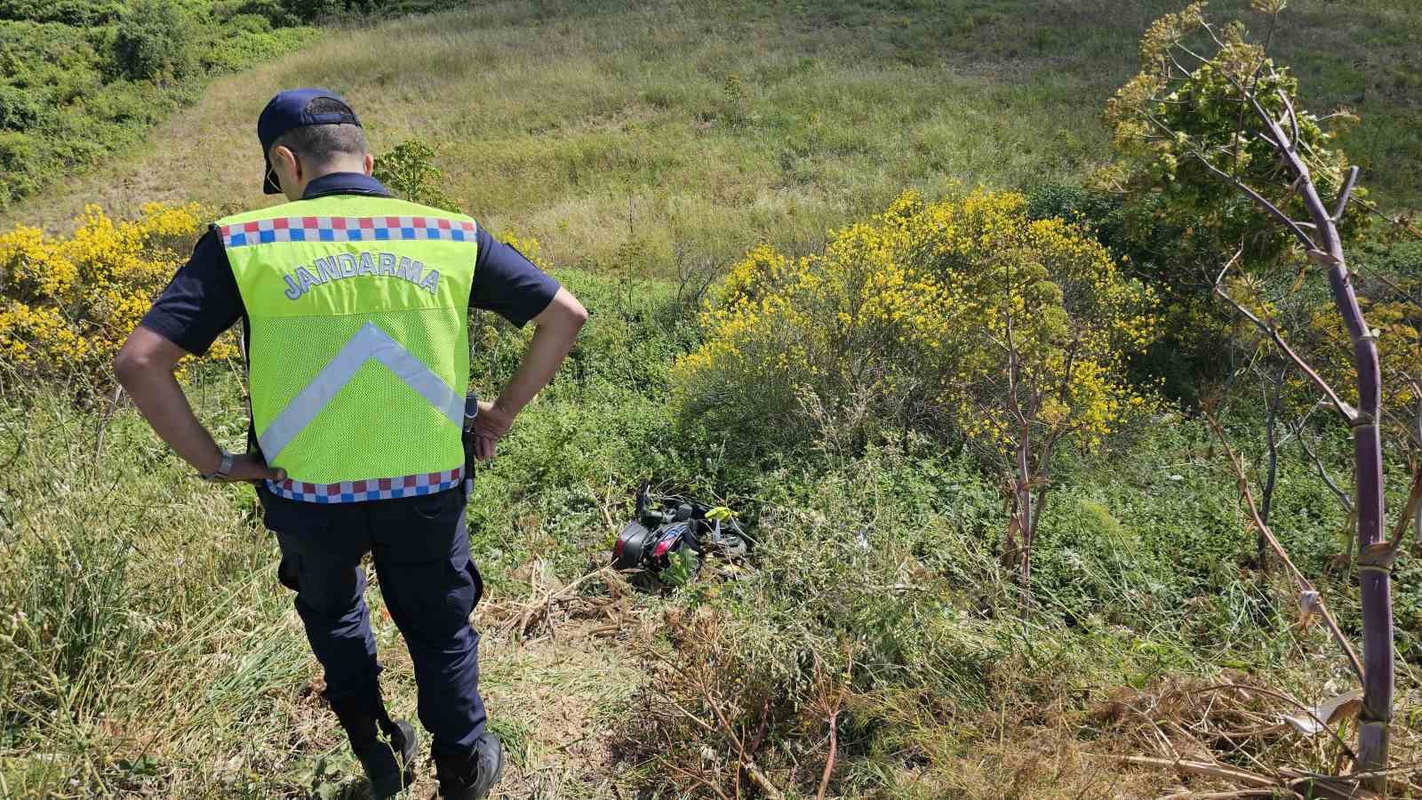 erdekte-motosiklet-direksiyon-hakimiyetini-kaybetti-ucuruma-dustu
