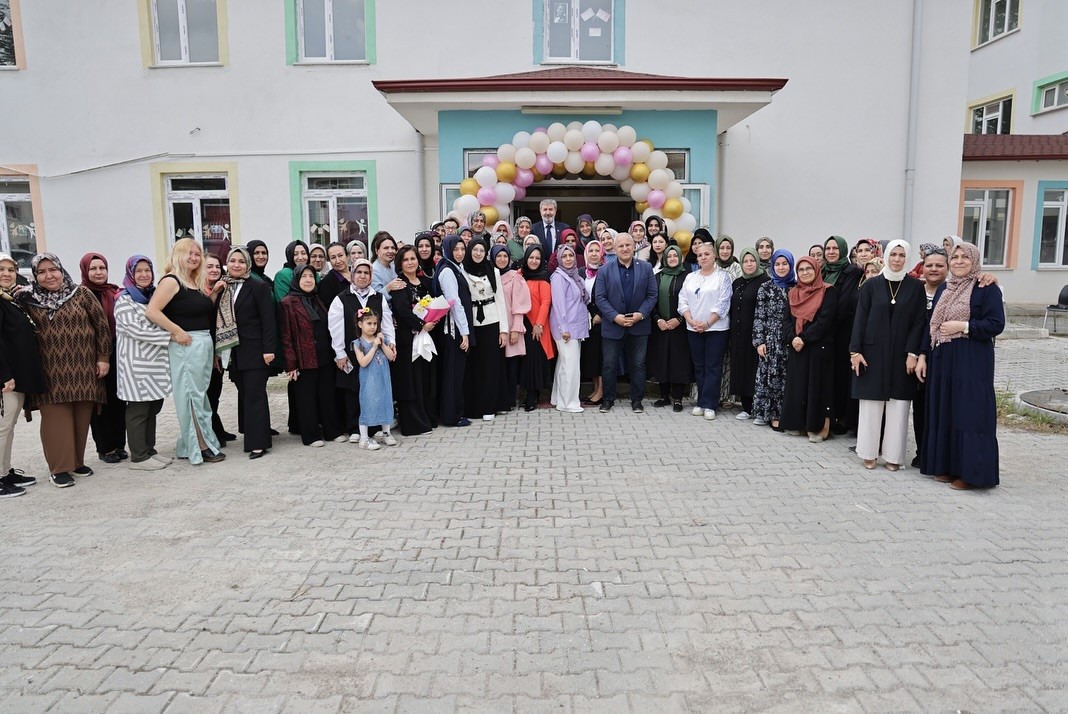 giyim-uretim-teknolojisi-ve-igne-oyasi-kurslarinin-yil-sonu-sergisi