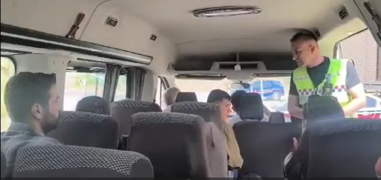 hakkaride-yolcu-kiliginda-seyahat-eden-jandarma-surucuyu-af-etmedi