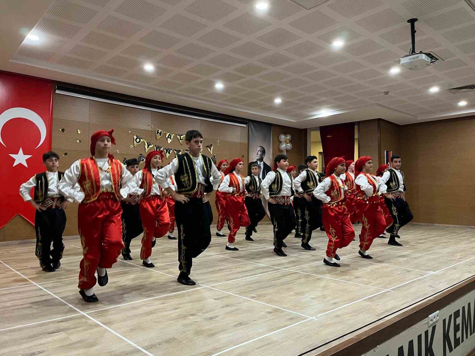 halk-oyunlari-gosterileri-alkis-aldi