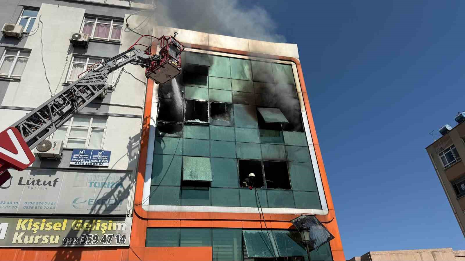 is-merkezinde-yangin-2-isci-atlayarak-kurtulmaya-calisti