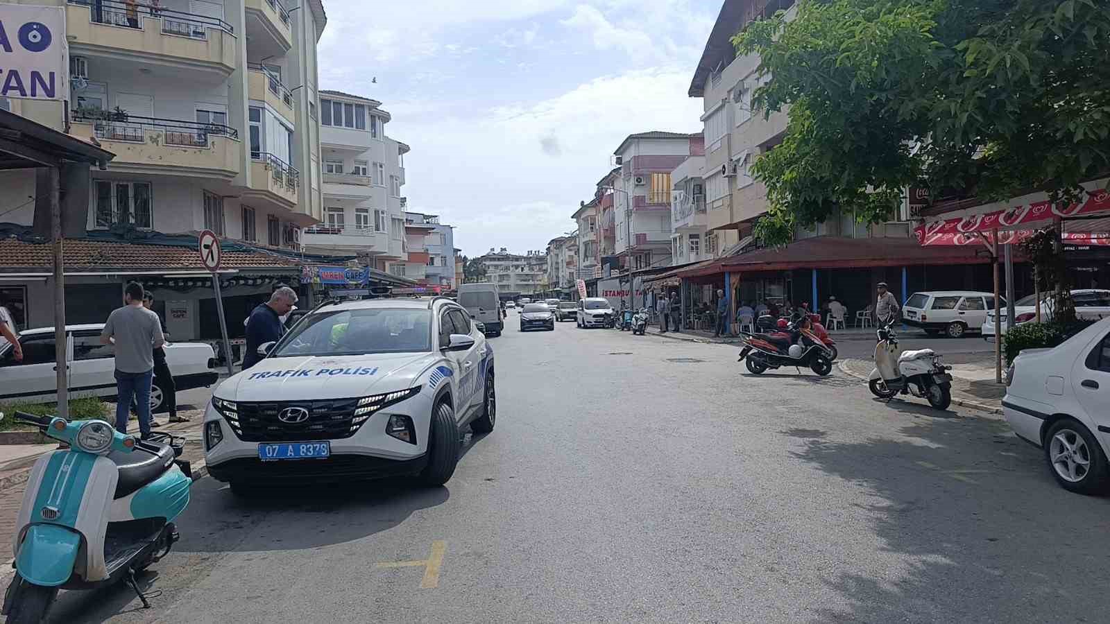 kamyonete-carpmamak-icin-frene-basti-elektrikli-bisikletiyle-devrildi-1-yarali