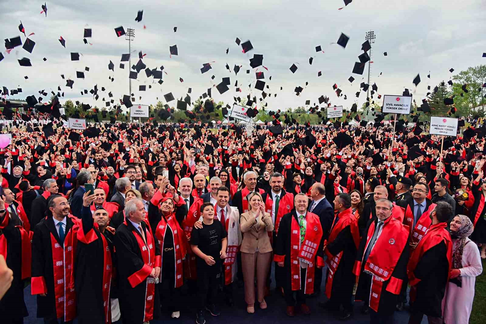 kastamonu-universitesinde-4-bini-askin-ogrencinin-mezuniyet-coskusu