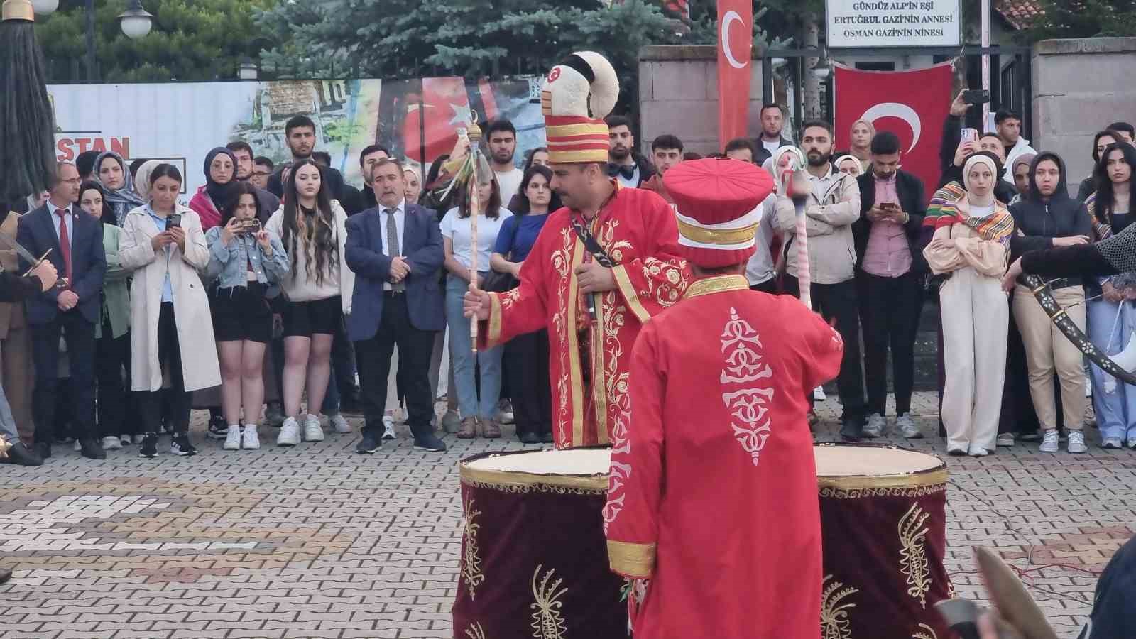 kurulustan-canakkaleye-tarih-ve-medeniyet-gezisi-domanic-ilcesinden-baslatildi