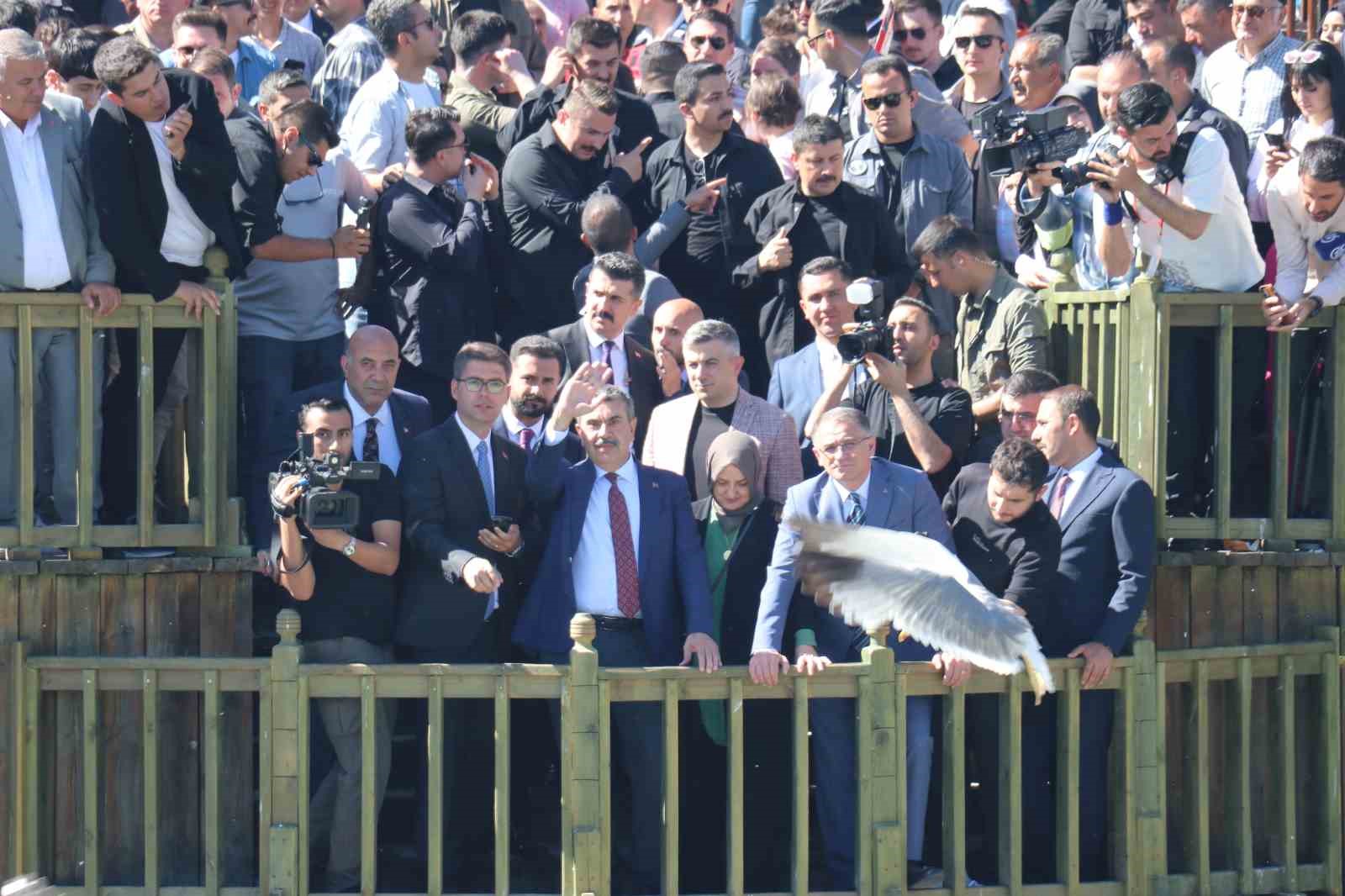 milli-egitim-bakani-tekin-inci-kefali-gocunu-izledi