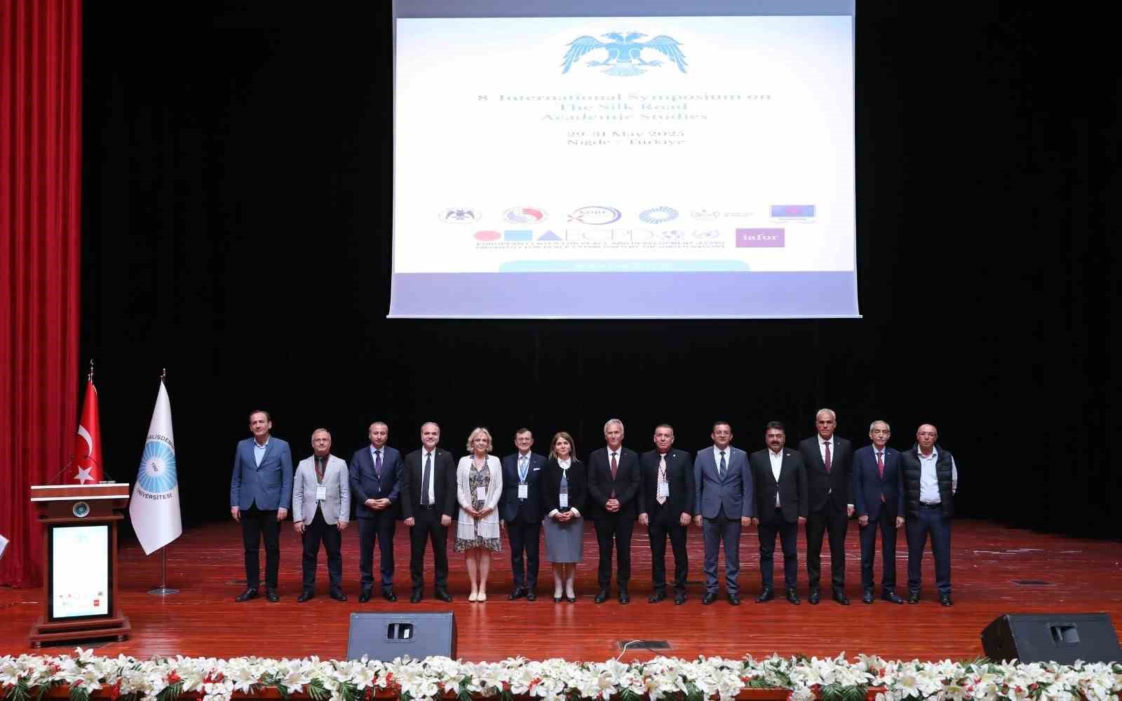 nigdede-8-uluslararasi-ipek-yolu-akademik-calismalar-sempozyumu-duzenlendi