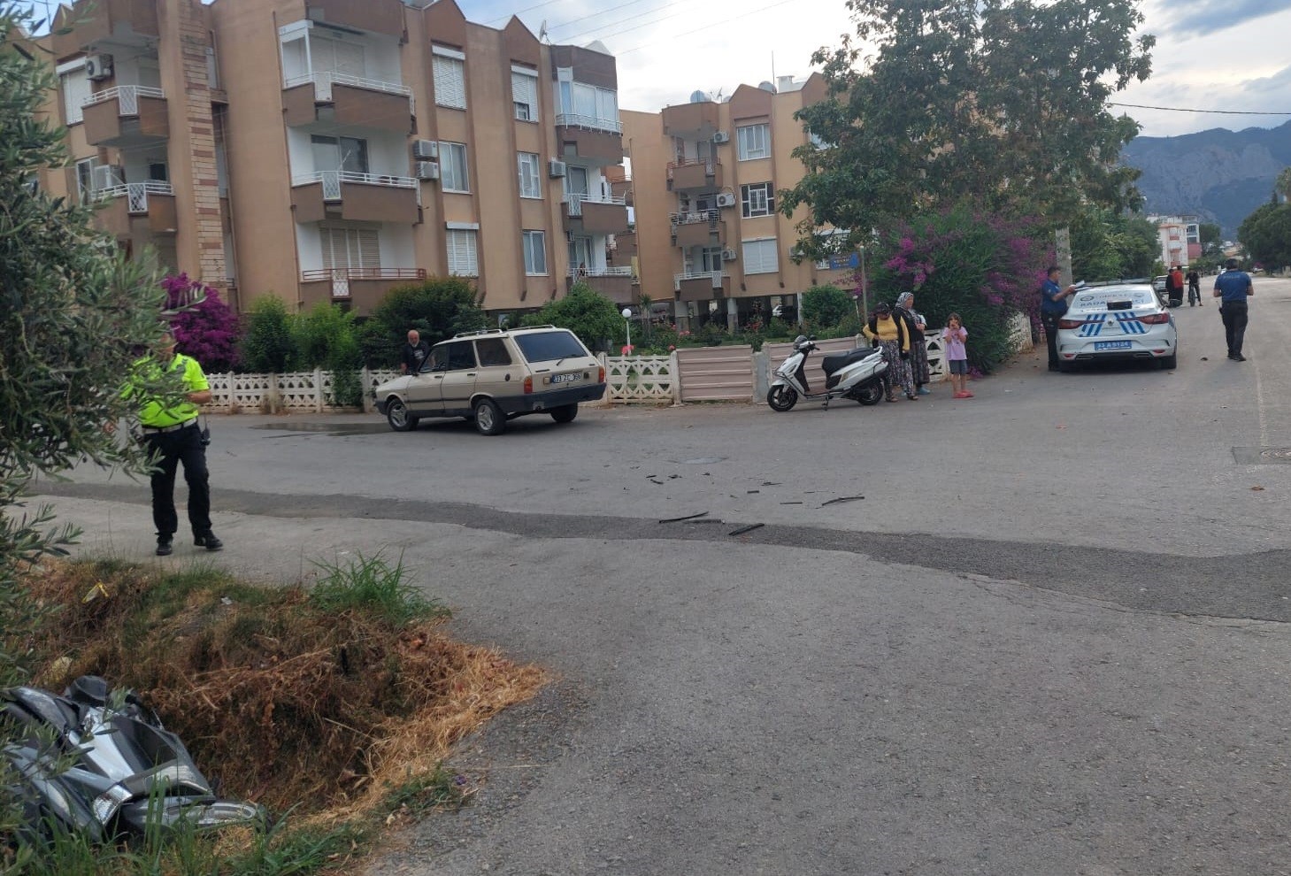 otomobille-carpisan-motosikletin-surucusu-yaralandi