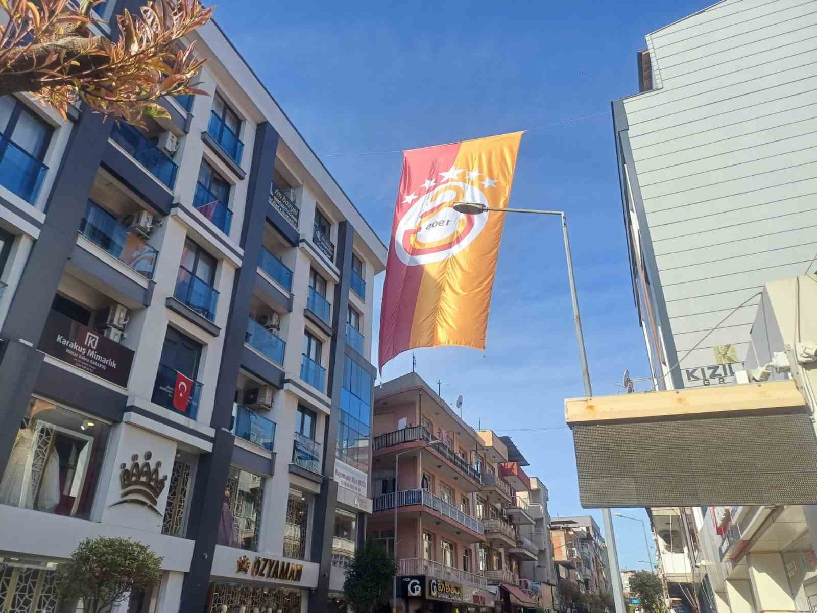 salihlide-caddelere-galatasaray-bayraklari-asildi