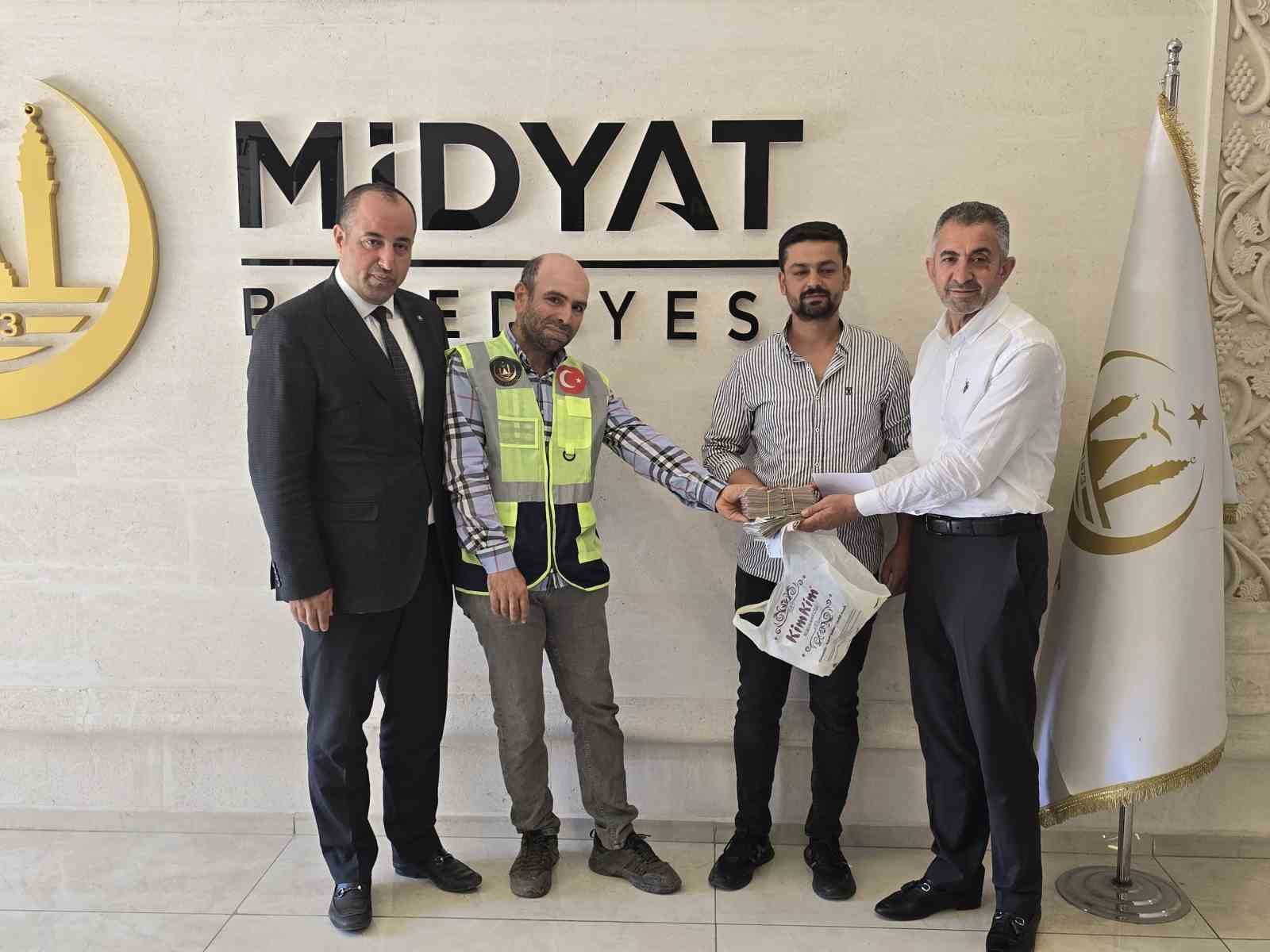 temizlik-gorevlisinden-ornek-davranis-yerde-buldugu-111-bin-500-lirayi-sahibine-ulastirdi