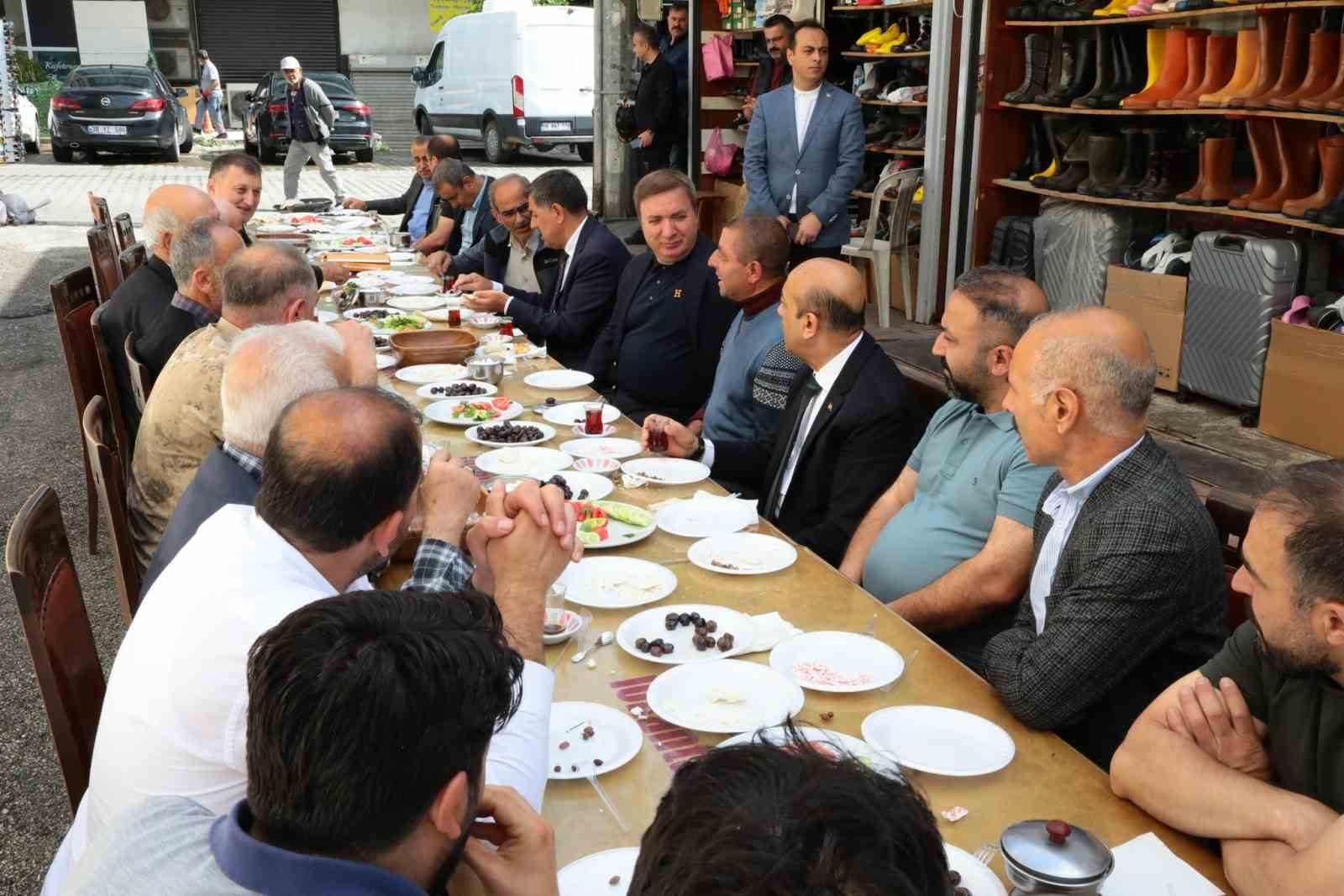 vali-aydogdu-bugday-meydani-esnafiyla-bir-araya-geldi