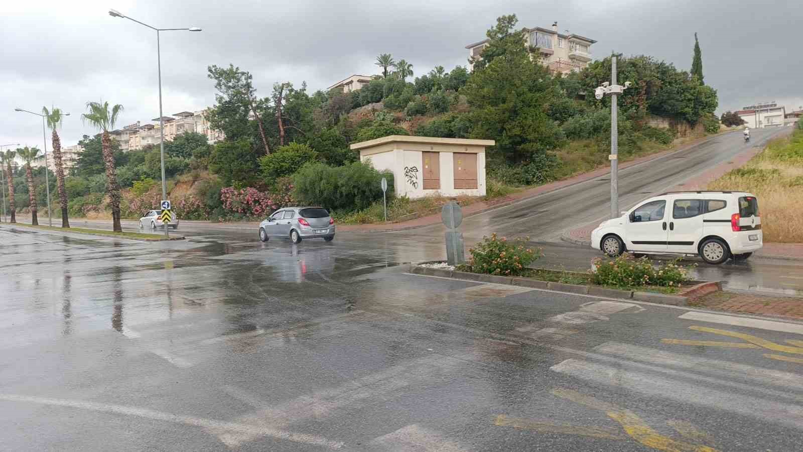 yagisli-hava-rampada-kazaya-neden-oldu-3-arac-birbirine-girdi-1-yarali