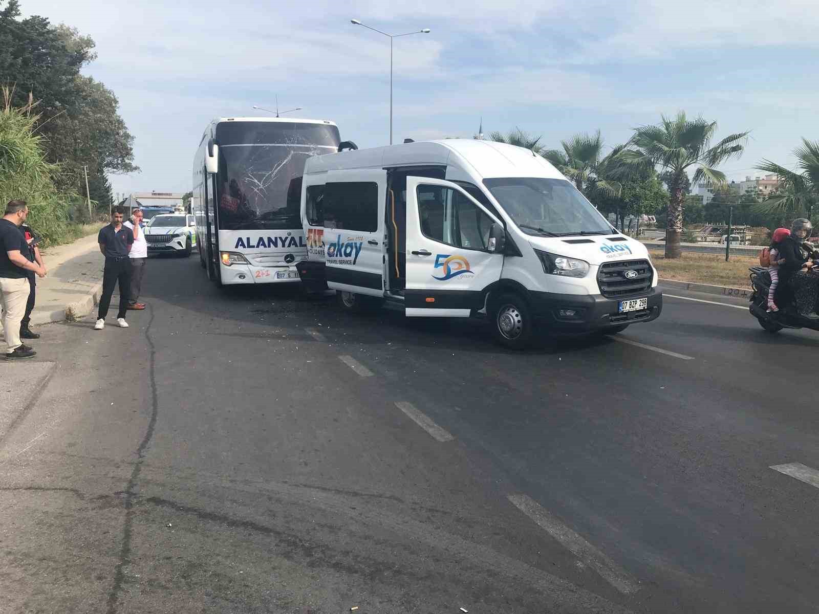 yolcu-otobusu-ile-tur-minibusu-carpisti-1i-turist-2-yarali