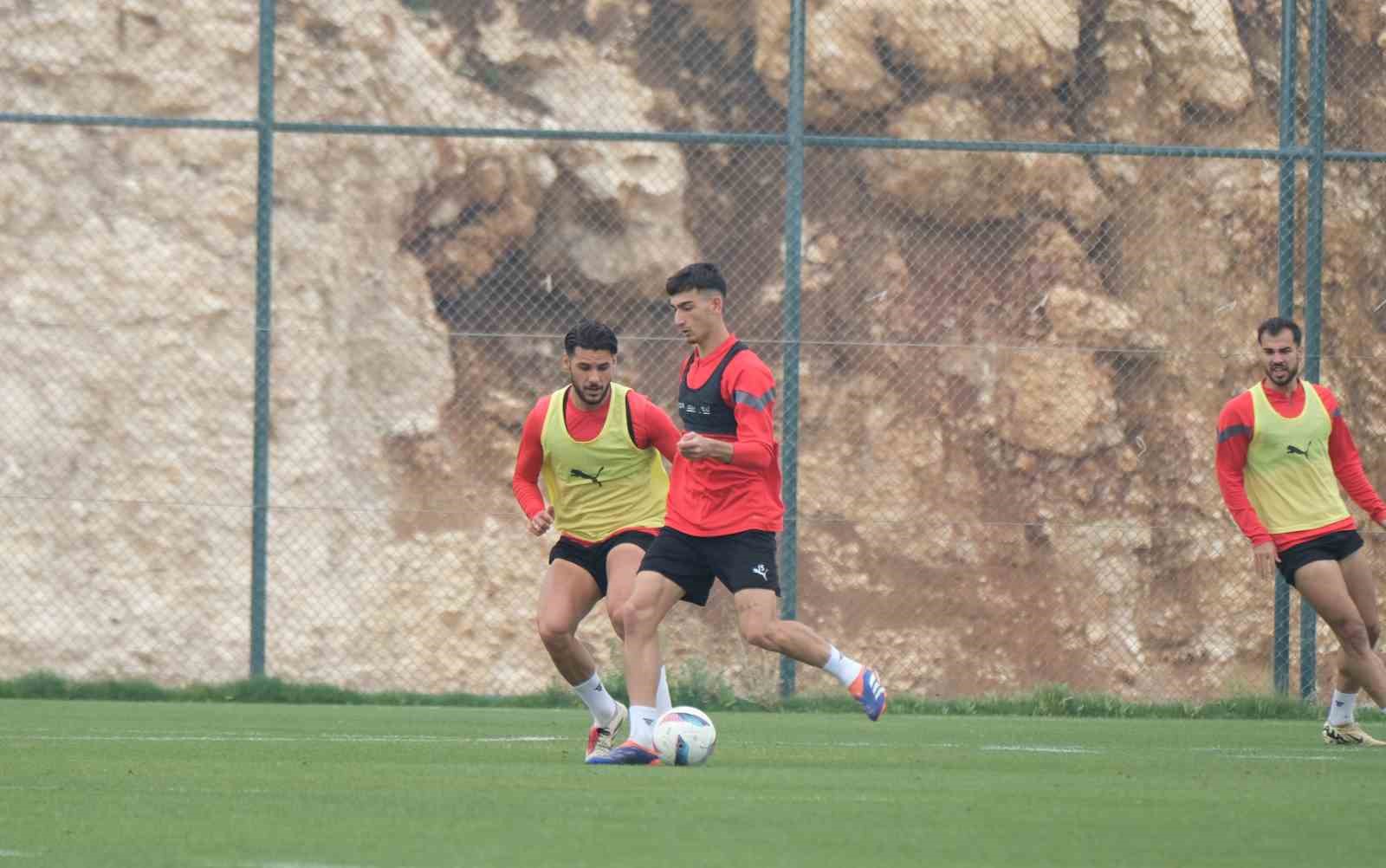atakas-hatayspor-basaksehir-maci-hazirliklarini-surdurdu-0-jpg