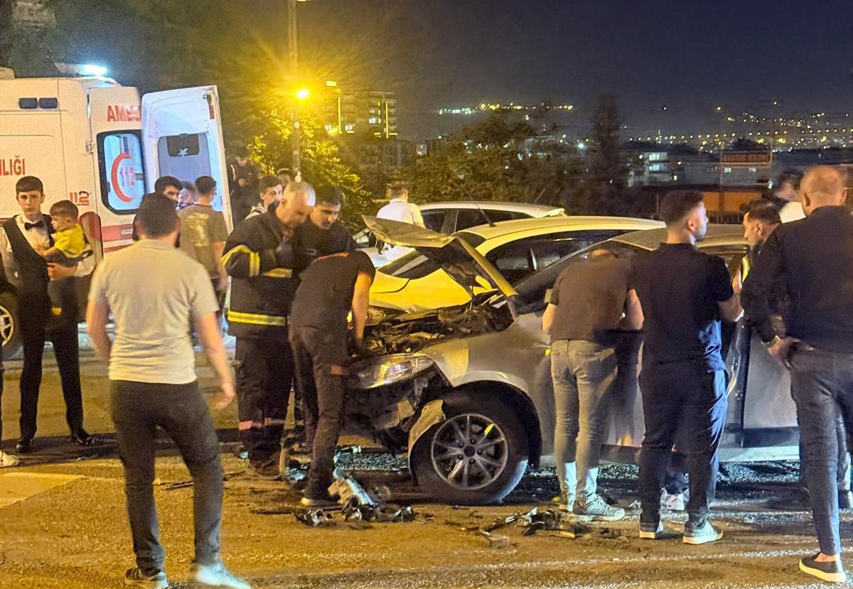 batmanda-iki-otomobil-carpisti-4-kisi-yaralandi-0-jpg
