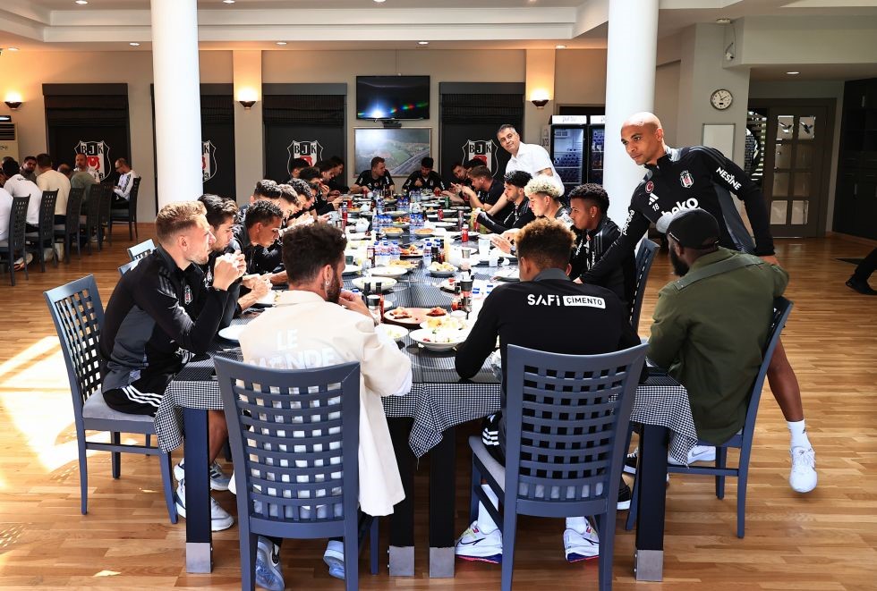 besiktas-baskani-serdal-adali-futbol-a-takimi-ile-bulustu-0-jpg
