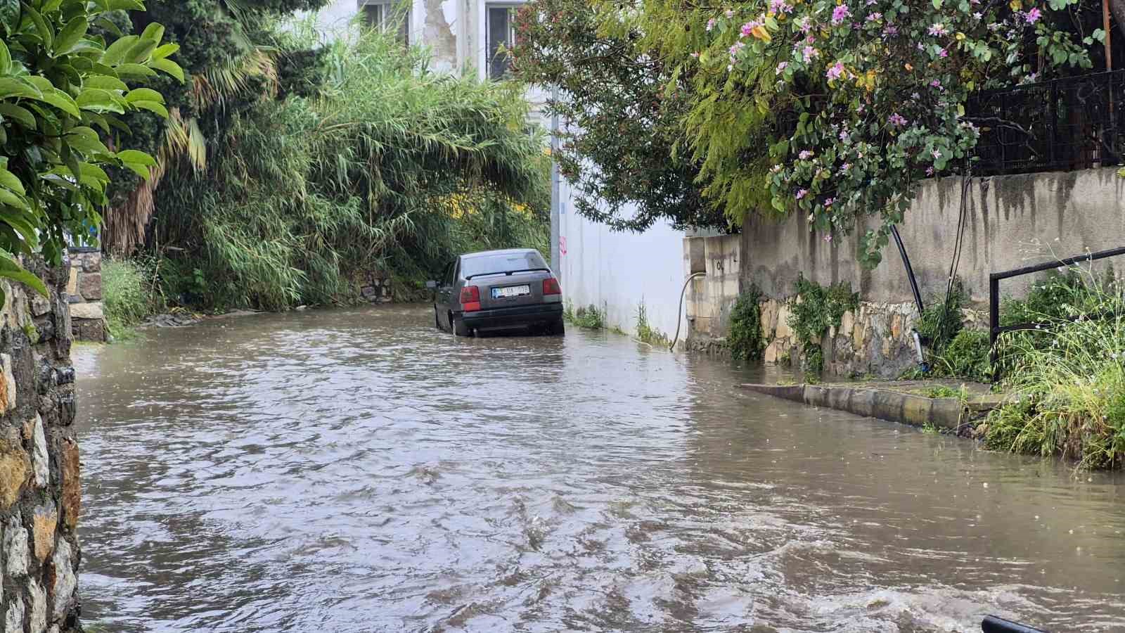 bodrumda-saganak-yagis-etkili-oluyor-0-jpg